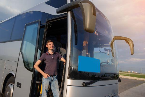 Alkalmas-e egy 18 éves buszsofőrnek?