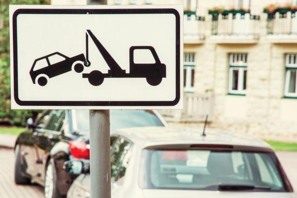 Terv: elszállíthatják a közutat foglaló, elhagyott autókat