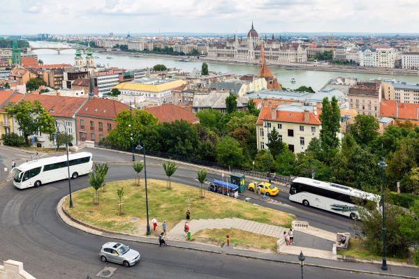 Turistabuszok a Várban