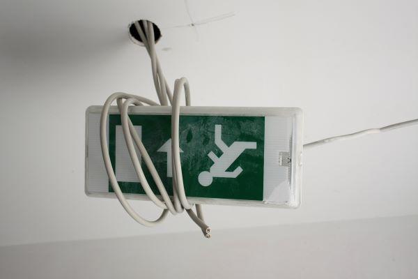 Hogyan vezessük az elektromos kábeleket menekülési útvonal felett?