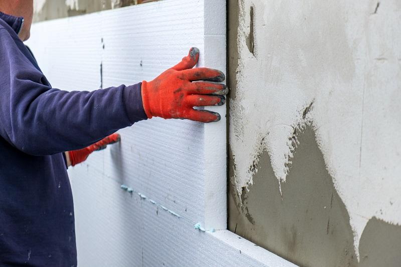 Mai vállalkozás régi végzettséggel – Mikor burkolhatunk vagy hőszigetelhetünk kőműves végzettséggel?