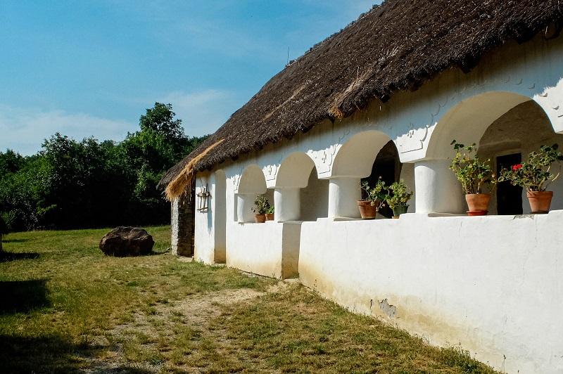 Vályogház vízszigetelése: ne vegyük elő rögtön a bitument vagy a bontókalapácsot!