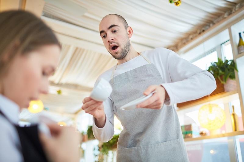 Kár érte a vendéget – drága lesz az Armani öltöny
